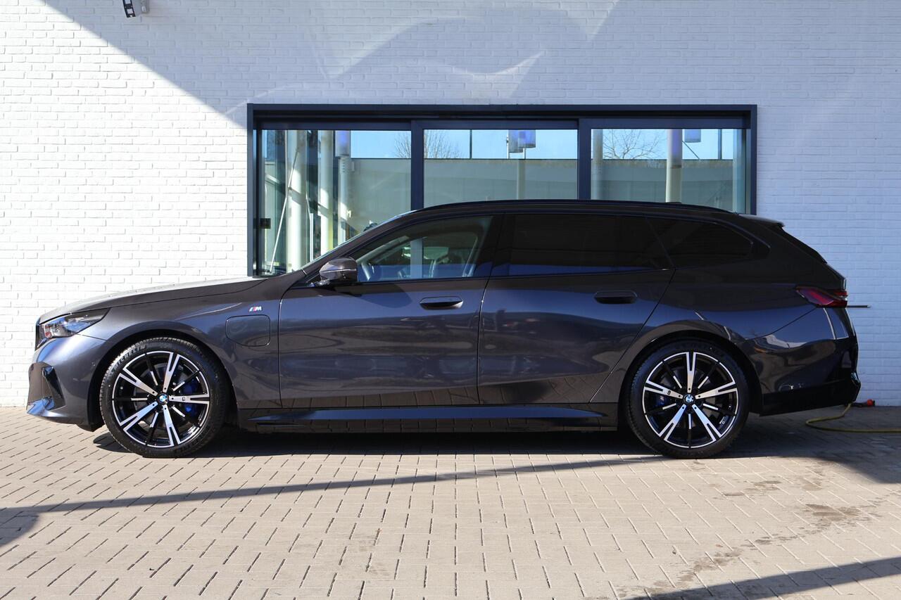 BMW 5-SERIE Touring 530e | M Sport Edition | Harman Kardon | Innovation Pack | Glazen Panoramadak | Trekhaak