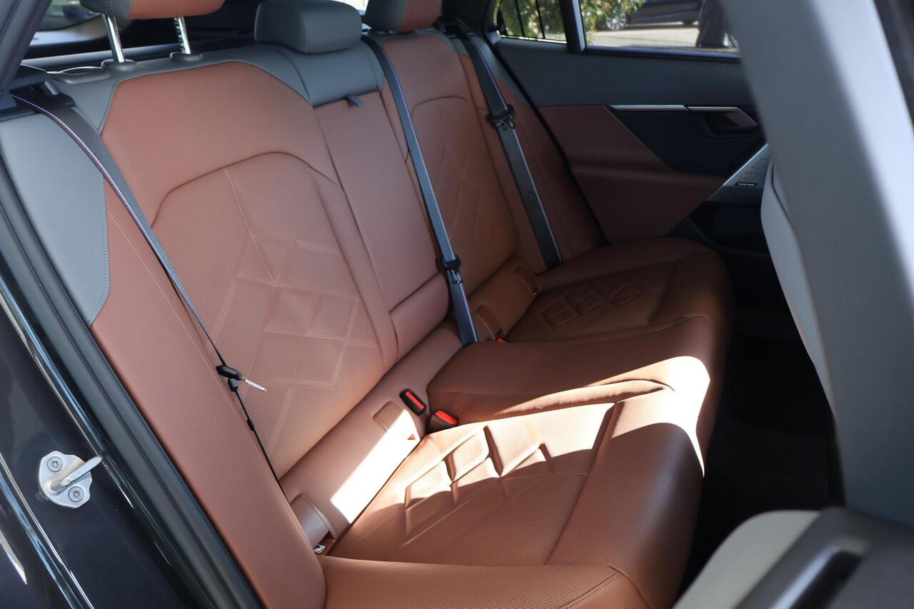 BMW 5-SERIE Touring 530e | M Sport Edition | Harman Kardon | Innovation Pack | Glazen Panoramadak | Trekhaak