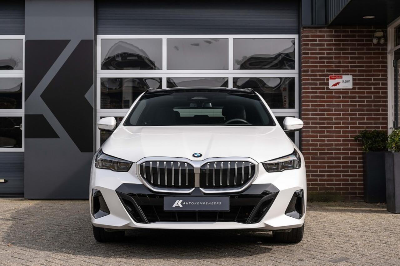 BMW 5-SERIE 520i M Sport | Panorama | Bowers & Wilkins | Head-Up | 360° | 21 Inch | Driving Ass. Plus | Trekhaak |