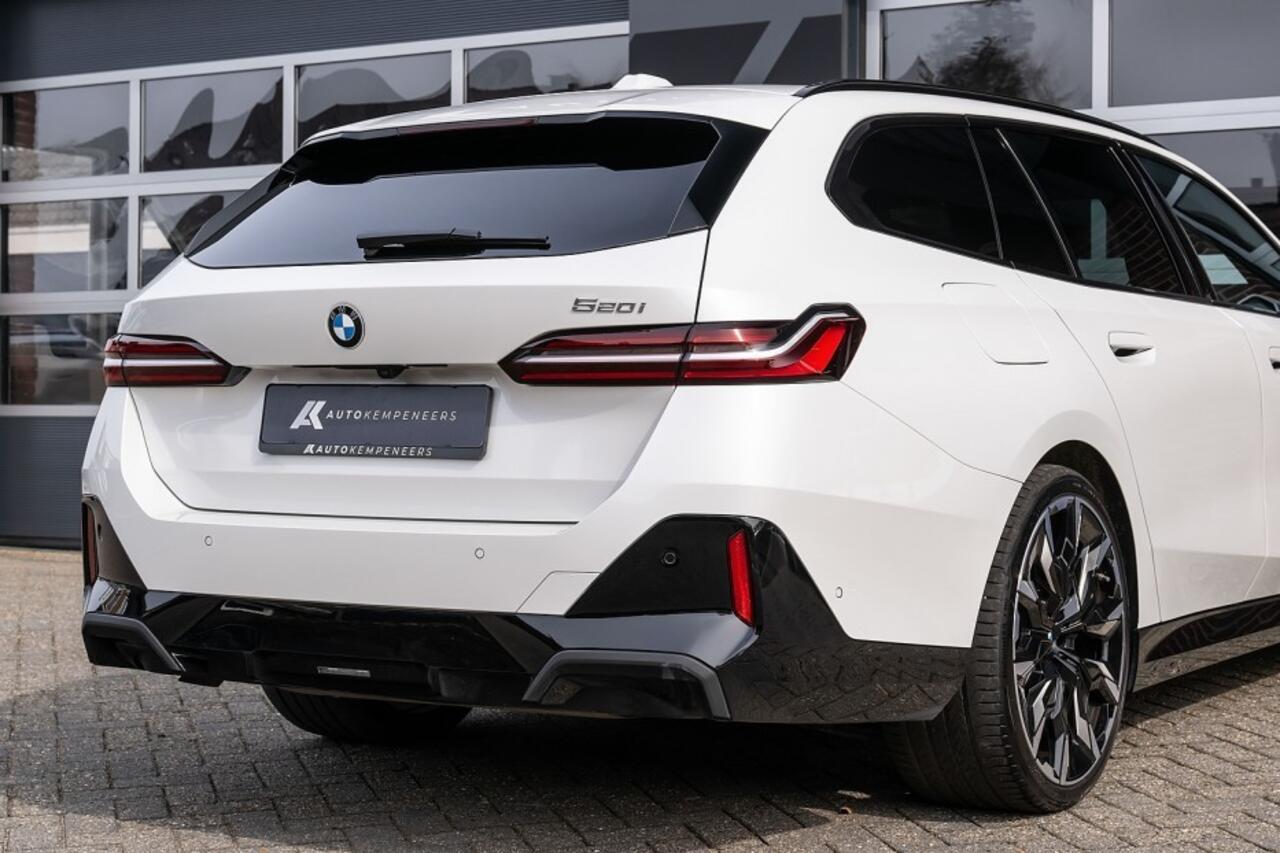 BMW 5-SERIE 520i M Sport | Panorama | Bowers & Wilkins | Head-Up | 360° | 21 Inch | Driving Ass. Plus | Trekhaak |