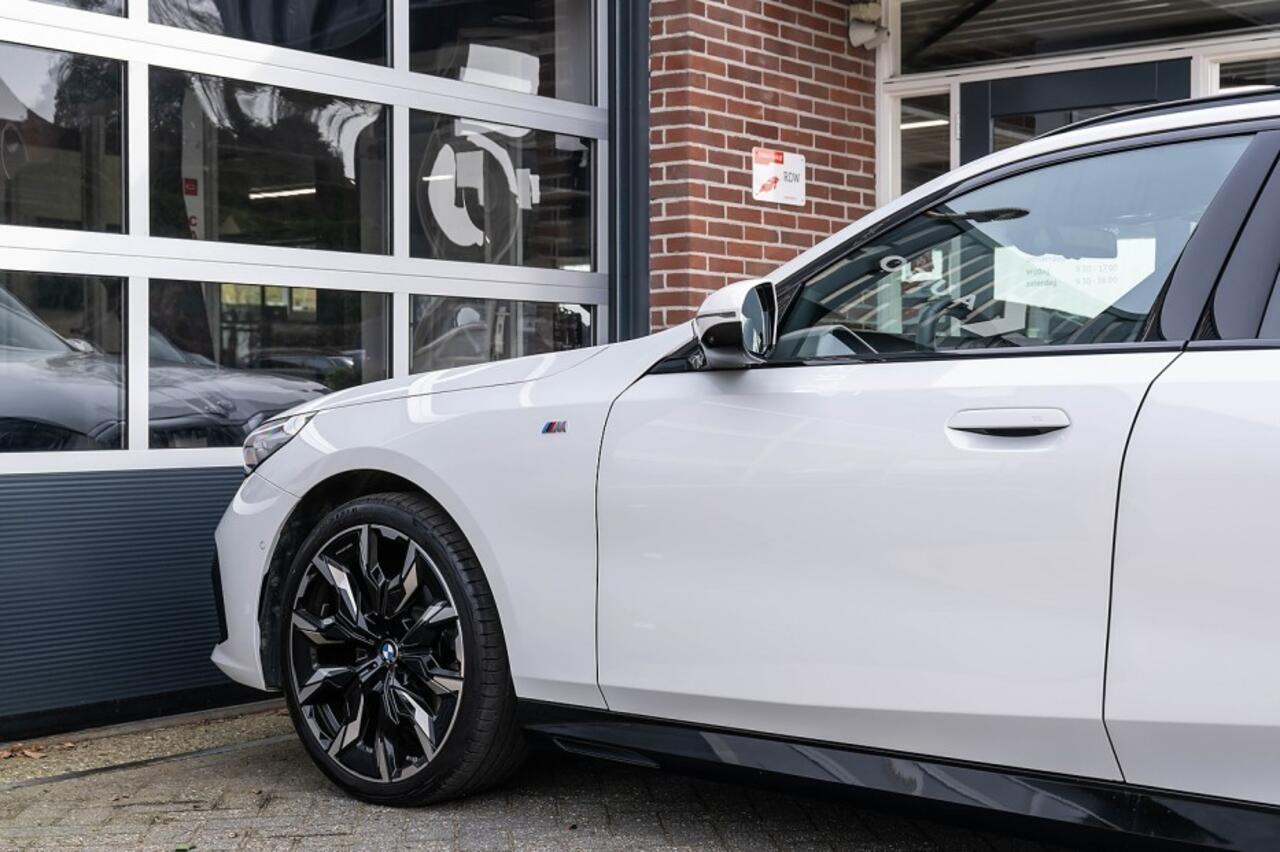 BMW 5-SERIE 520i M Sport | Panorama | Bowers & Wilkins | Head-Up | 360° | 21 Inch | Driving Ass. Plus | Trekhaak |