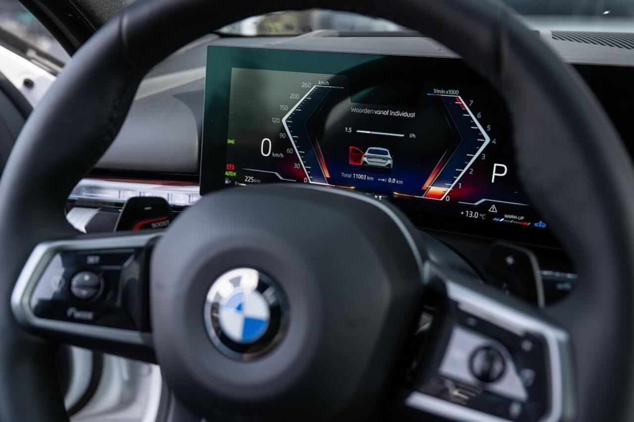 BMW 5-SERIE 520i M Sport | Panorama | Bowers & Wilkins | Head-Up | 360° | 21 Inch | Driving Ass. Plus | Trekhaak |