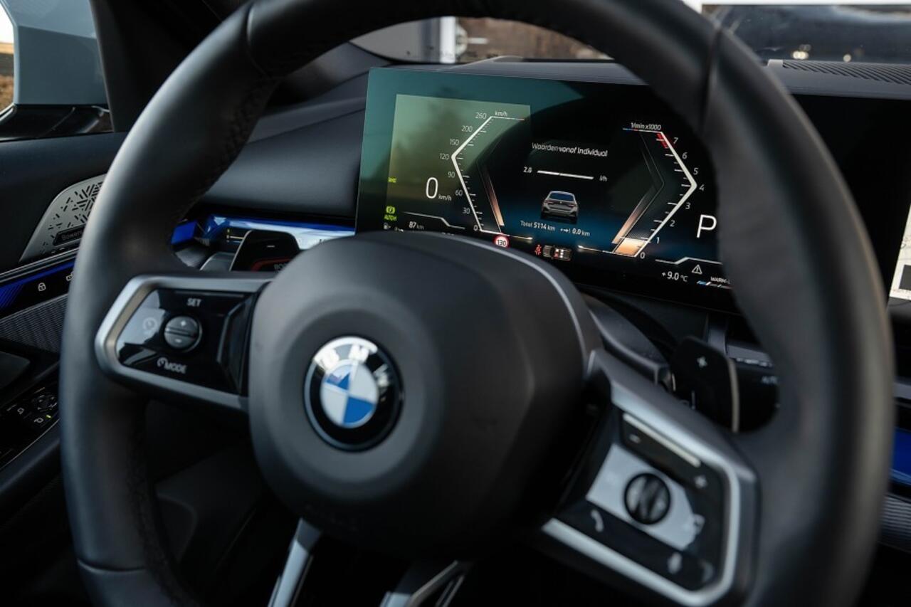 BMW 5-SERIE 520i M Sport | Panorama | Bowers & Wilkins | Head-Up | 360° | 21 Inch | Driving Ass. Plus | Trekhaak |