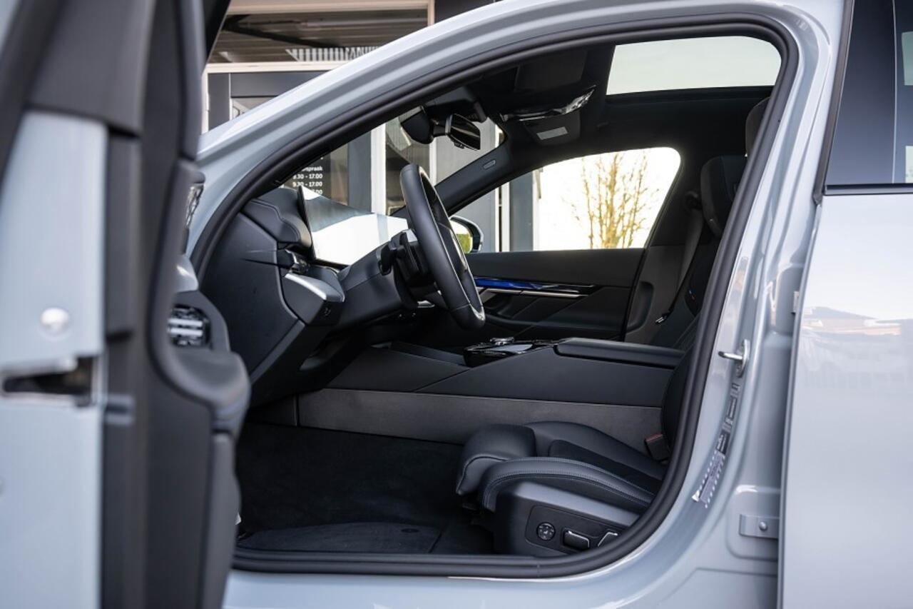 BMW 5-SERIE 520i M Sport | Panorama | Bowers & Wilkins | Head-Up | 360° | 21 Inch | Driving Ass. Plus | Trekhaak |