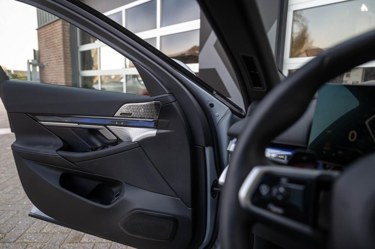 BMW 5-SERIE 520i M Sport | Panorama | Bowers & Wilkins | Head-Up | 360° | 21 Inch | Driving Ass. Plus | Trekhaak |