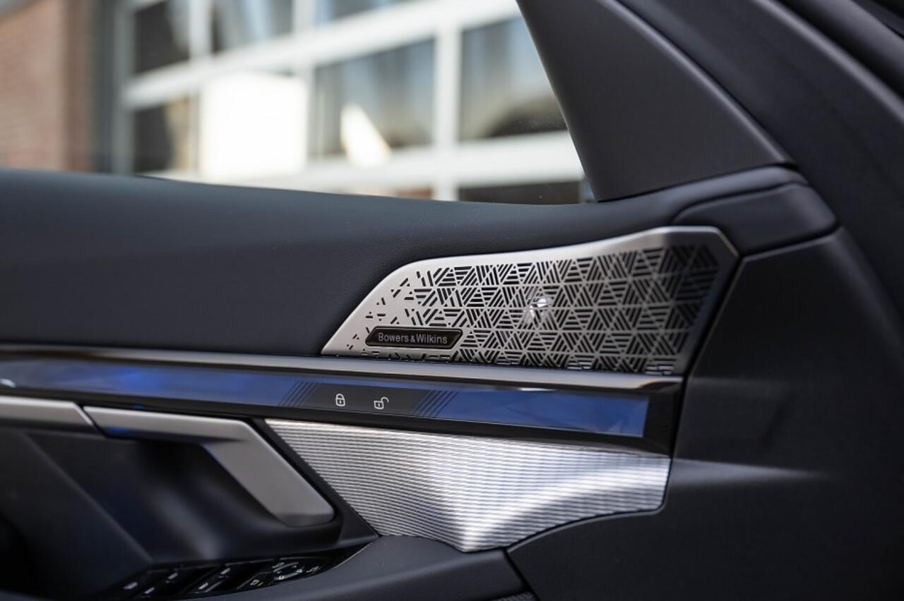 BMW 5-SERIE 520i M Sport | Panorama | Bowers & Wilkins | Head-Up | 360° | 21 Inch | Driving Ass. Plus | Trekhaak |