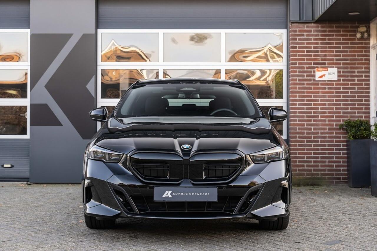 BMW 5-SERIE 520i M Sport | Panorama | Harman/Kardon | Camera | 20 Inch | Driving Ass. Plus | Trekhaak |