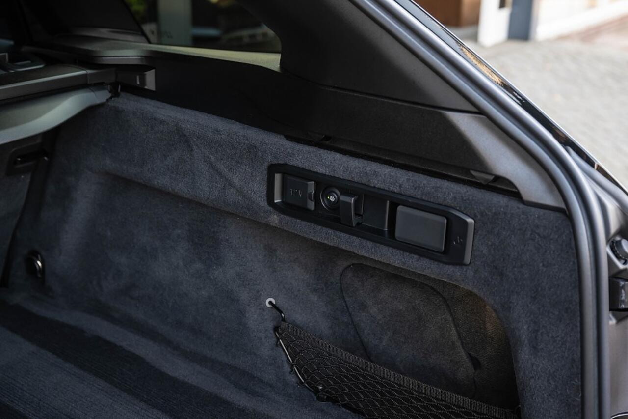 BMW 5-SERIE 520i M Sport | Panorama | Harman/Kardon | Camera | 20 Inch | Driving Ass. Plus | Trekhaak |