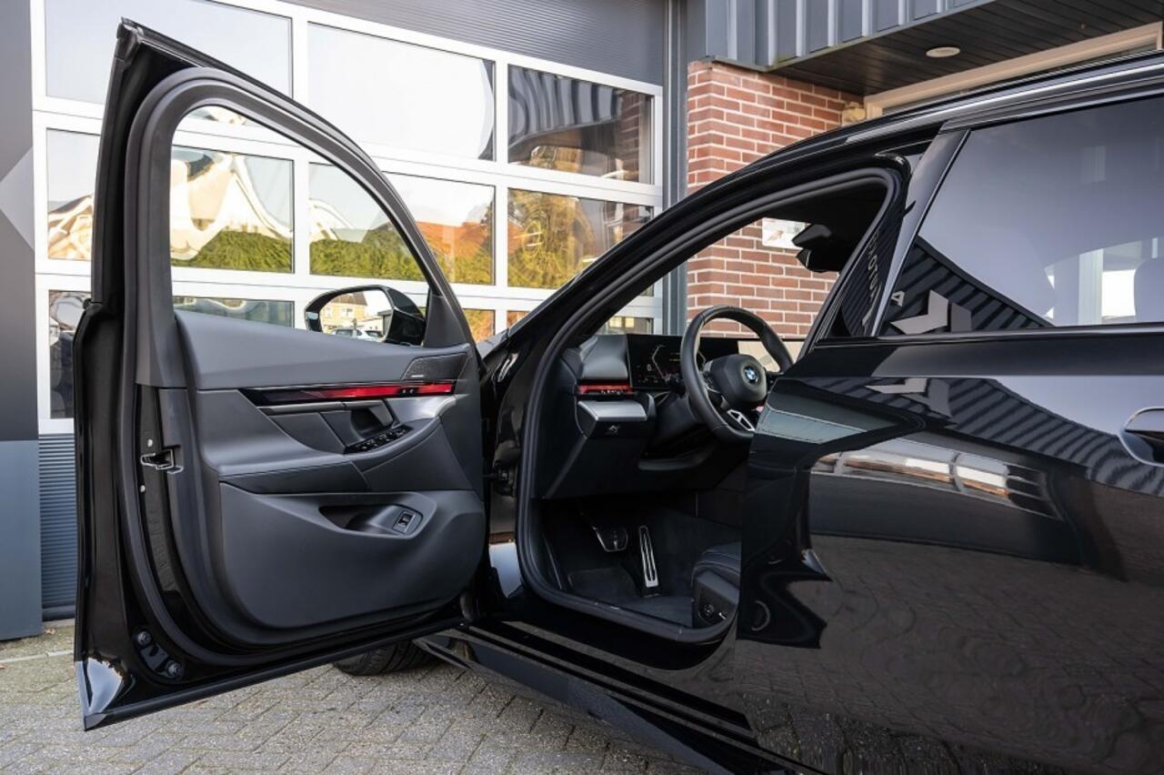 BMW 5-SERIE 520i M Sport | Panorama | Harman/Kardon | Camera | 20 Inch | Driving Ass. Plus | Trekhaak |