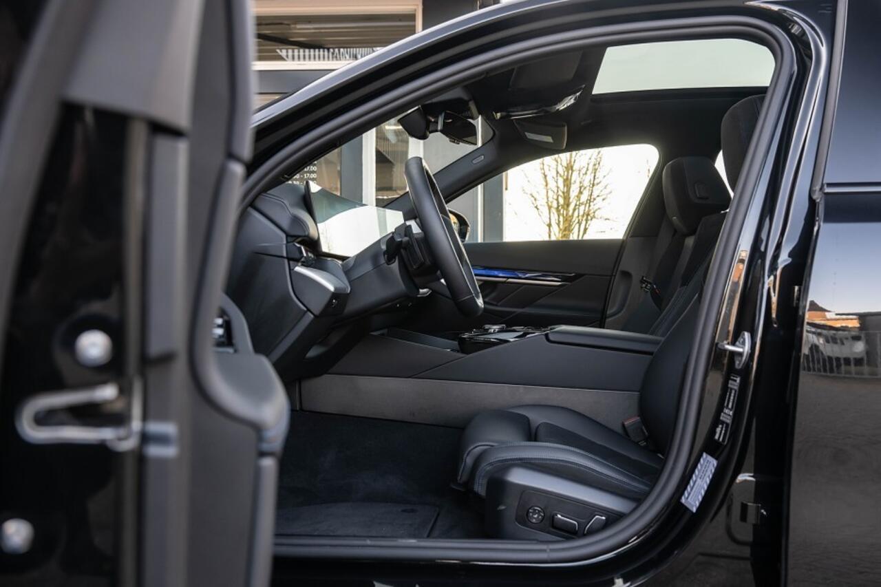 BMW 5-SERIE 520i M Sport | Panorama | Harman/Kardon | Camera | 20 Inch | Driving Ass. Plus | Trekhaak |