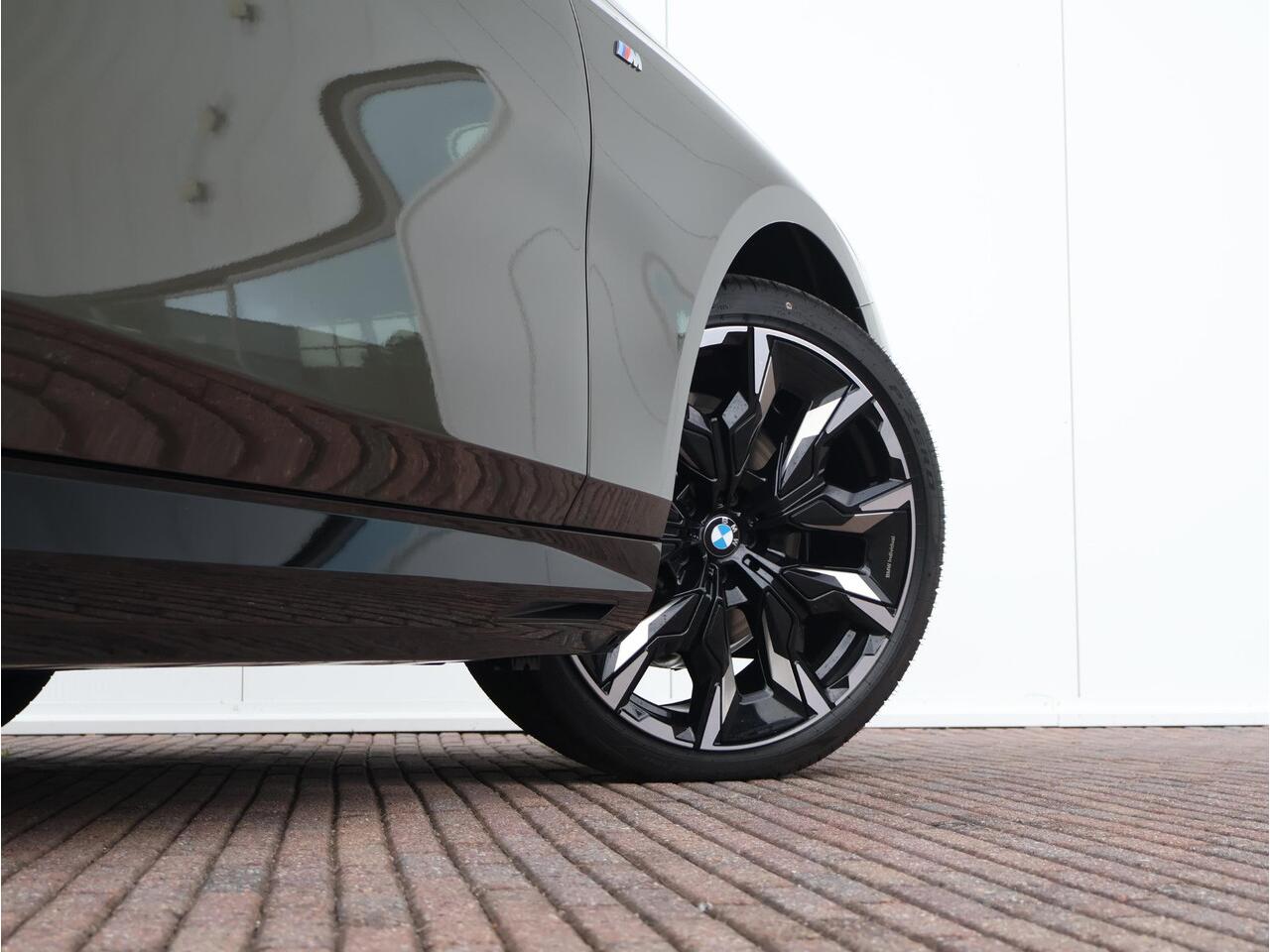 BMW 5-SERIE Touring 530e | M Sportpakket Pro | Individual Lak | Travel Pack | Comfort Pack