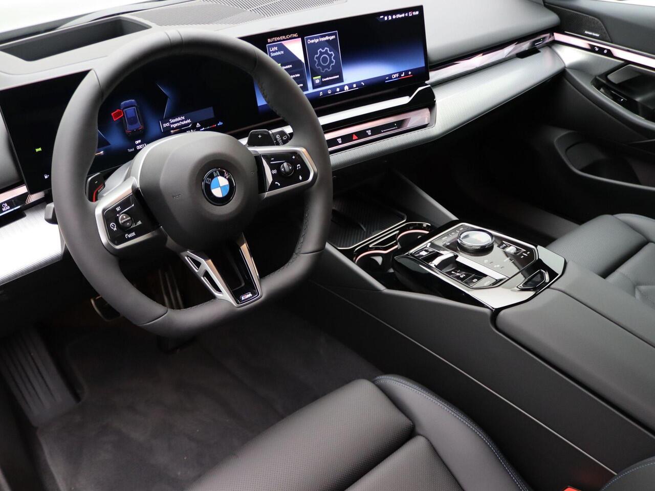 BMW 5-SERIE Touring 520i M Sportpakket Pro | Iconic Glow | Panoramadak | Trekhaak | Travel Pack | Innovation Pack | Comfort Pack | Showroom Selection