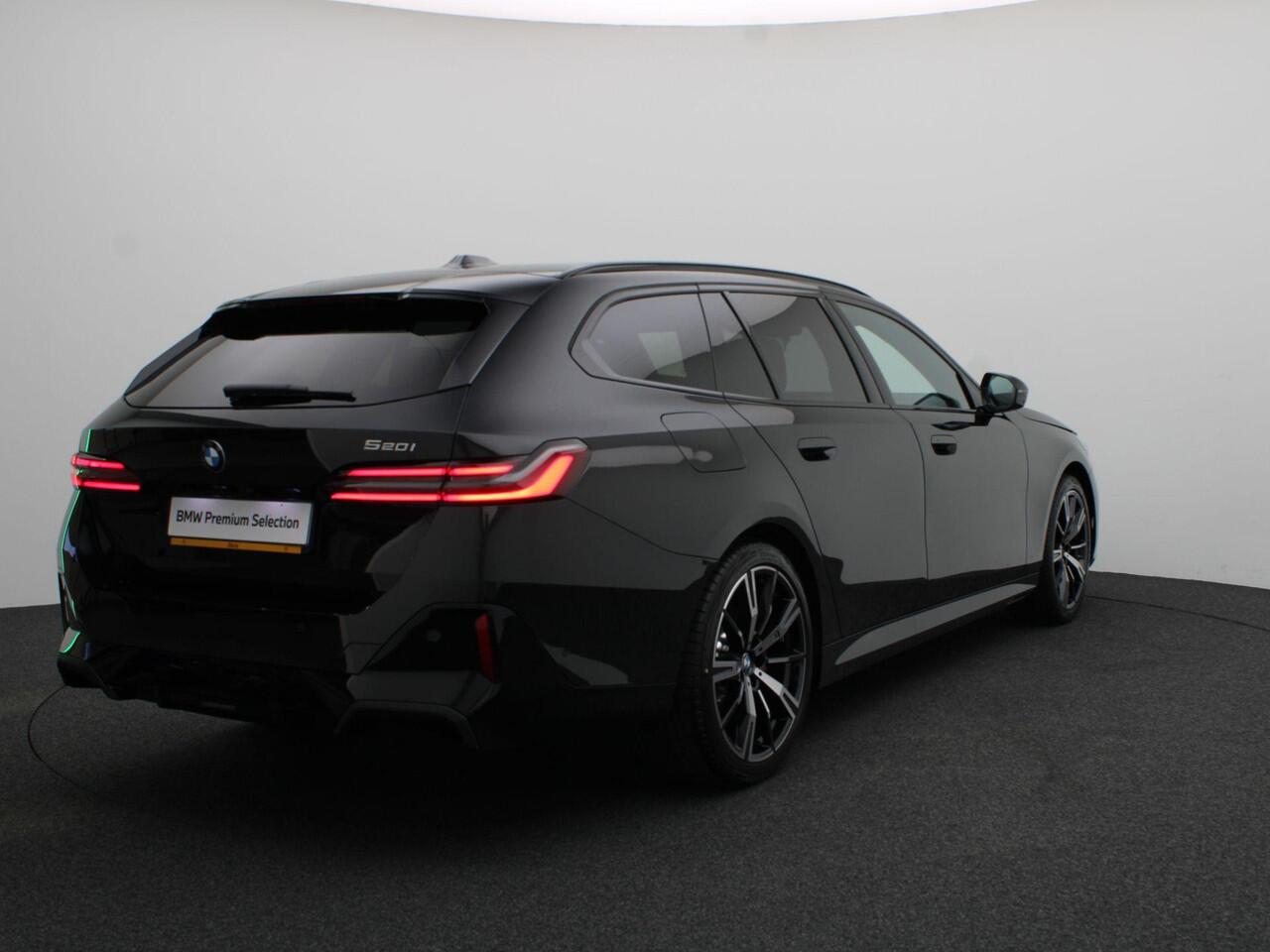 BMW 5-SERIE Touring 520i M Sportpakket Pro | Iconic Glow | Panoramadak | Trekhaak | Travel Pack | Innovation Pack | Comfort Pack | Showroom Selection