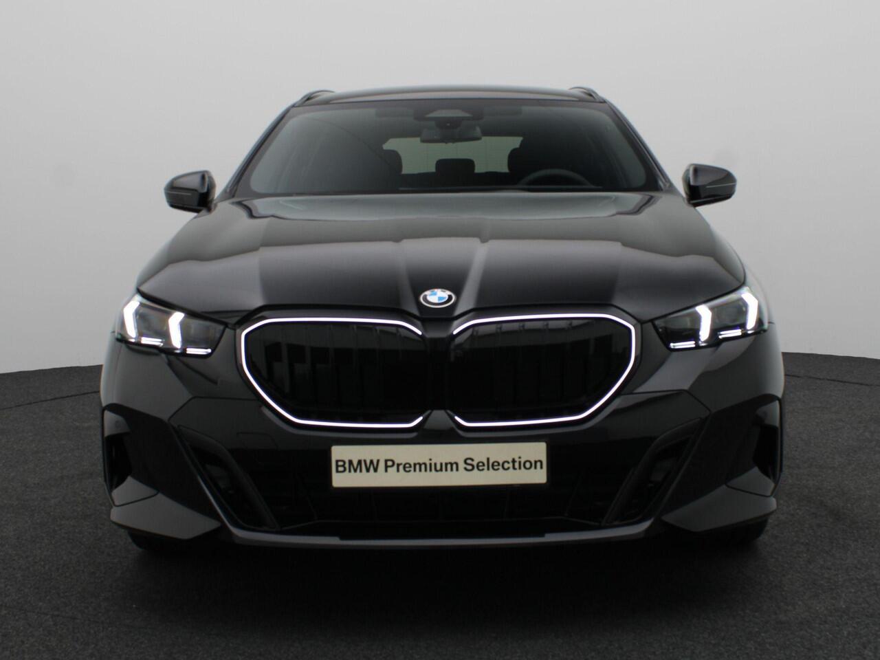 BMW 5-SERIE Touring 520i M Sportpakket Pro | Iconic Glow | Panoramadak | Trekhaak | Travel Pack | Innovation Pack | Comfort Pack | Showroom Selection