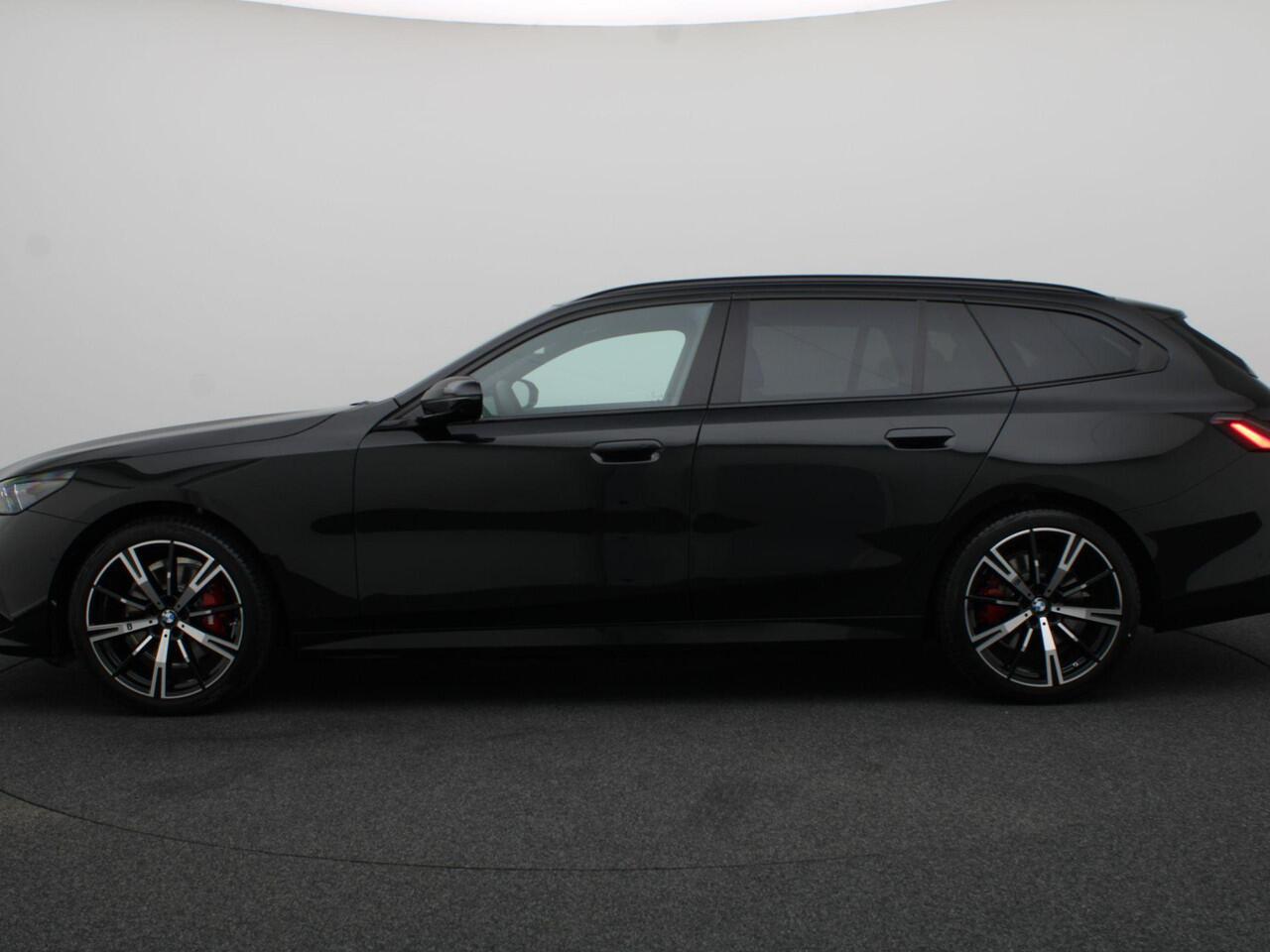 BMW 5-SERIE Touring 520i M Sportpakket Pro | Iconic Glow | Panoramadak | Trekhaak | Travel Pack | Innovation Pack | Comfort Pack | Showroom Selection