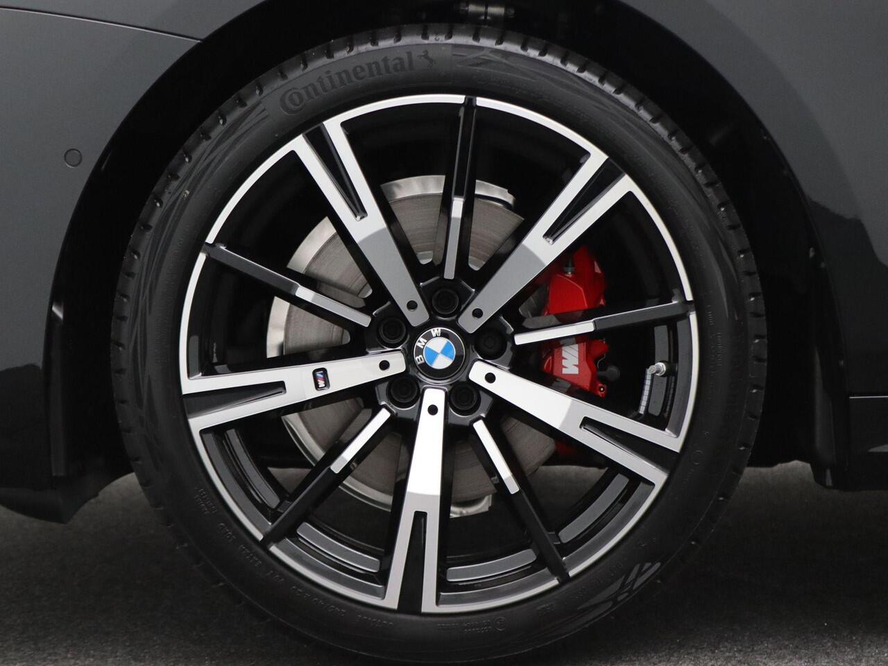 BMW 5-SERIE Touring 520i M Sportpakket Pro | Iconic Glow | Panoramadak | Trekhaak | Travel Pack | Innovation Pack | Comfort Pack | Showroom Selection