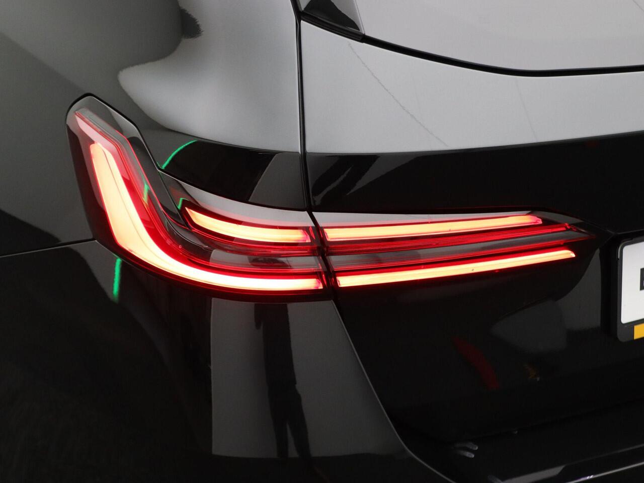 BMW 5-SERIE Touring 520i M Sportpakket Pro | Iconic Glow | Panoramadak | Trekhaak | Travel Pack | Innovation Pack | Comfort Pack | Showroom Selection