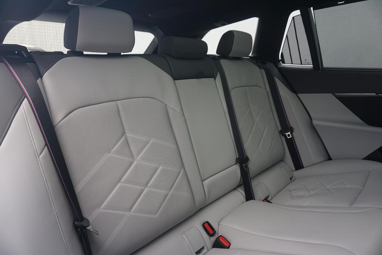 BMW 5-SERIE Touring 550e xDrive M Sportpakket Pro | Panoramadak | Bowers & Wilkins | Trekhaak | Comfort Pack | Innovation Pack