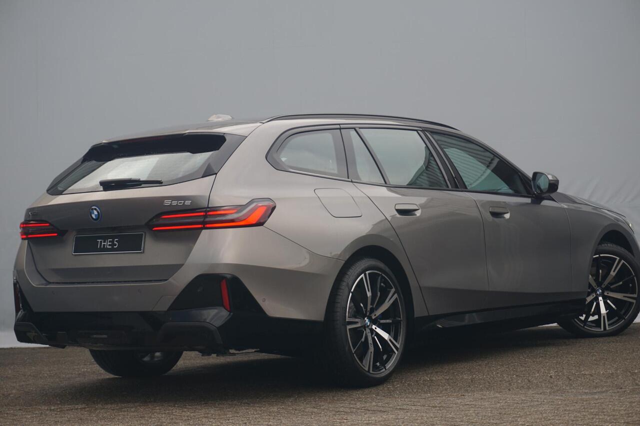 BMW 5-SERIE Touring 550e xDrive M Sportpakket Pro | Panoramadak | Bowers & Wilkins | Trekhaak | Comfort Pack | Innovation Pack