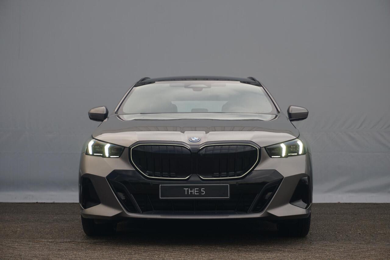 BMW 5-SERIE Touring 550e xDrive M Sportpakket Pro | Panoramadak | Bowers & Wilkins | Trekhaak | Comfort Pack | Innovation Pack