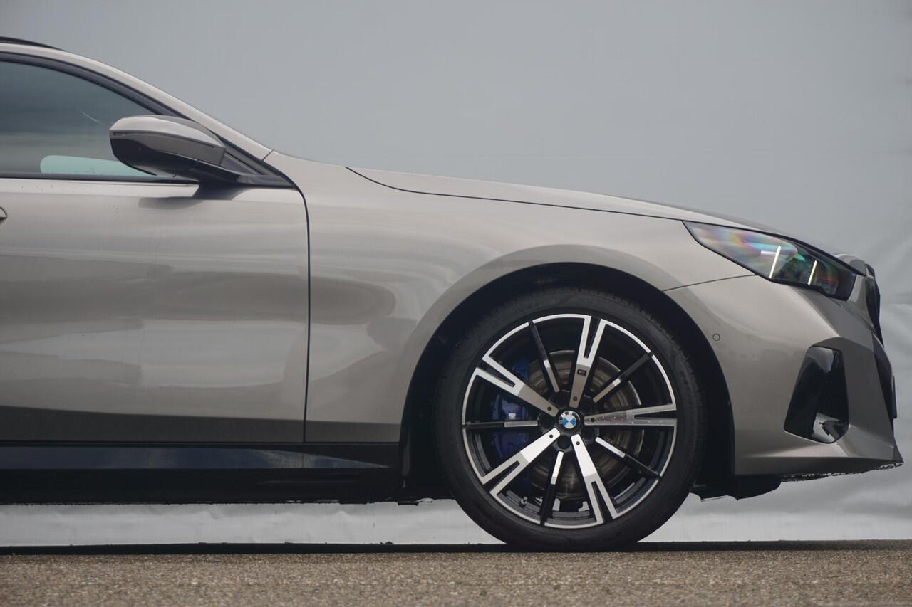 BMW 5-SERIE Touring 550e xDrive M Sportpakket Pro | Panoramadak | Bowers & Wilkins | Trekhaak | Comfort Pack | Innovation Pack
