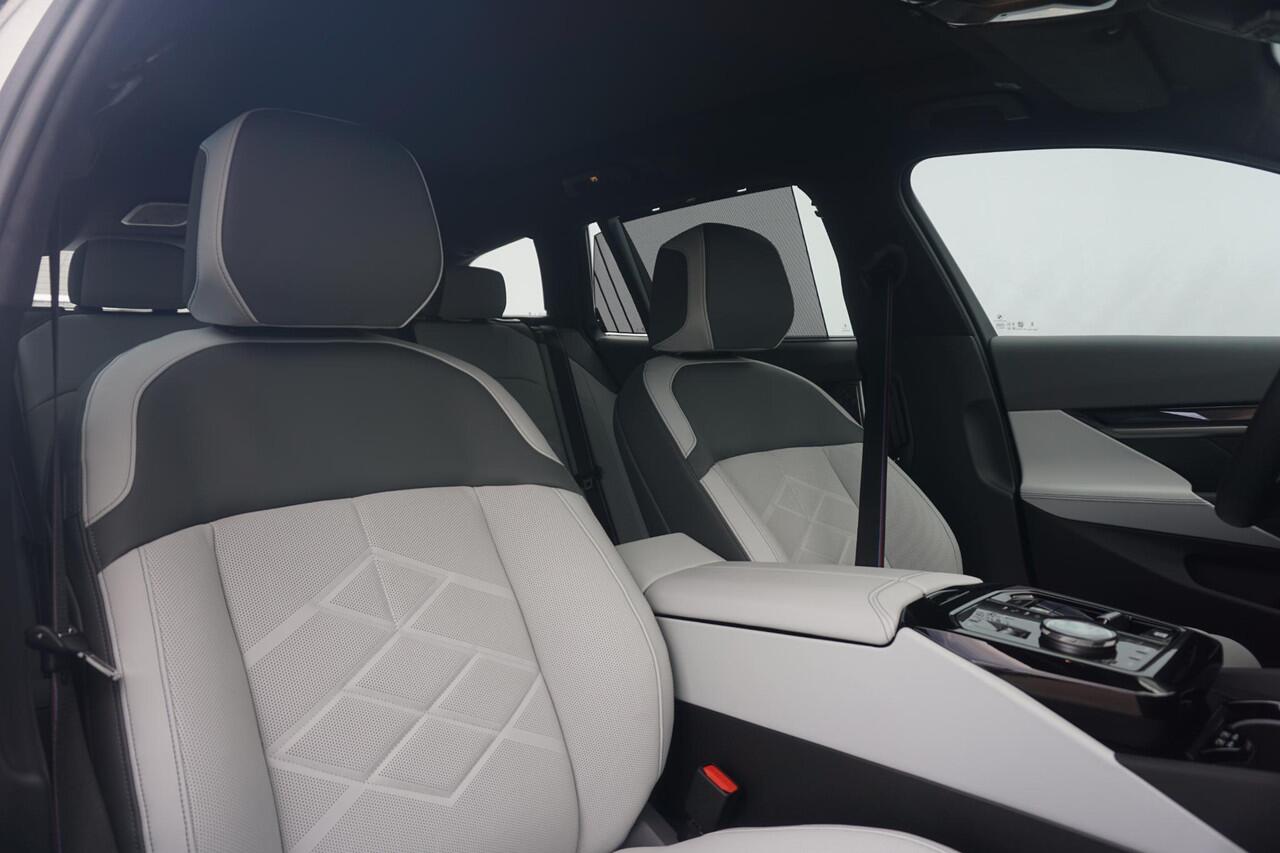 BMW 5-SERIE Touring 550e xDrive M Sportpakket Pro | Panoramadak | Bowers & Wilkins | Trekhaak | Comfort Pack | Innovation Pack