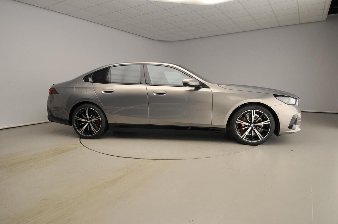 BMW 5-SERIE 530e M Sport Edition | M Sportpakket Pro | Innovation Pack | Travel Pack | Panoramadak