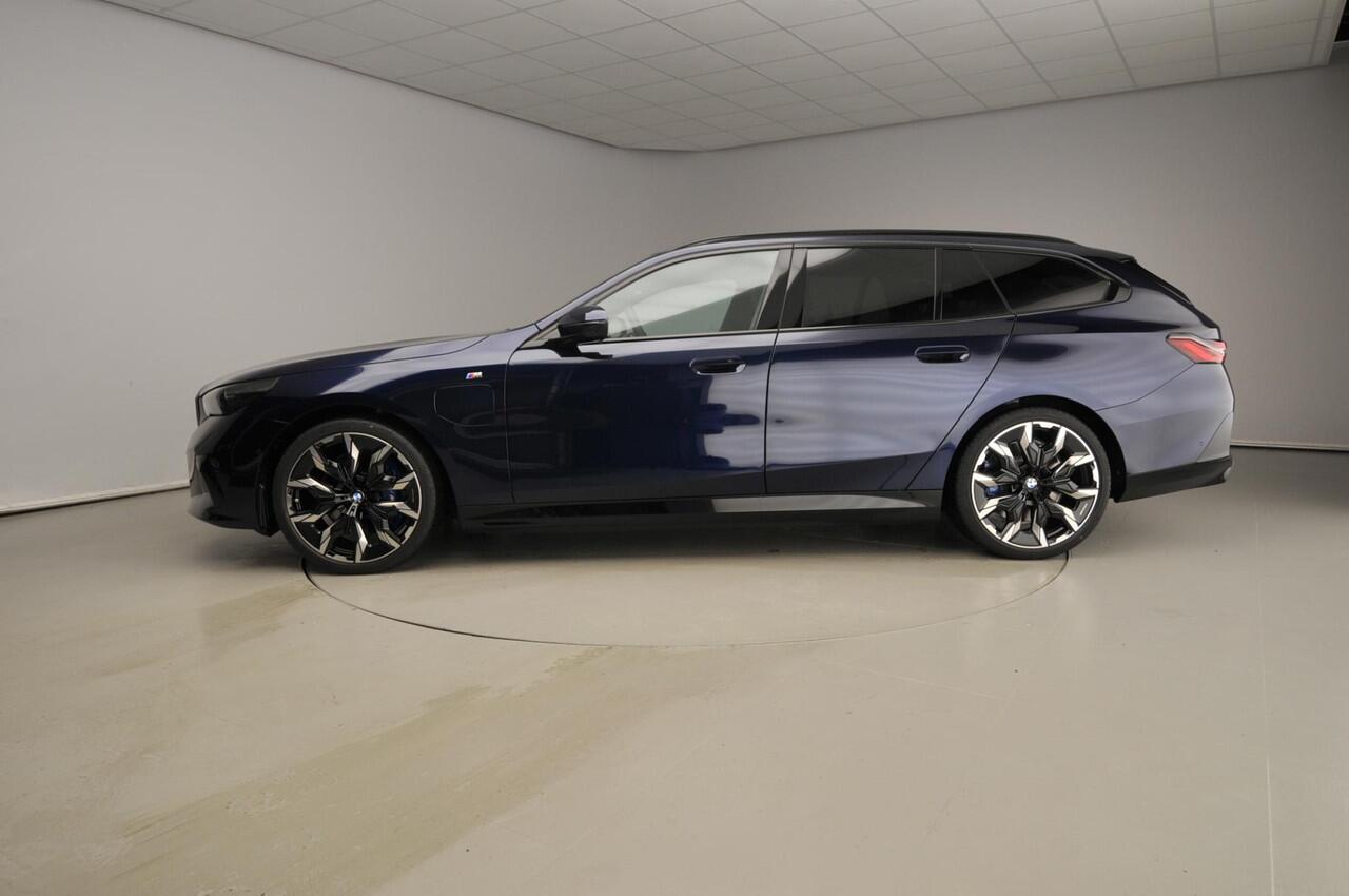 BMW 5-SERIE Touring 550e xDrive M-Sportpakket Pro / Panoramadak / Driving assist professional / Bower & Wilkens / Iconic Glow | Ekris Selection