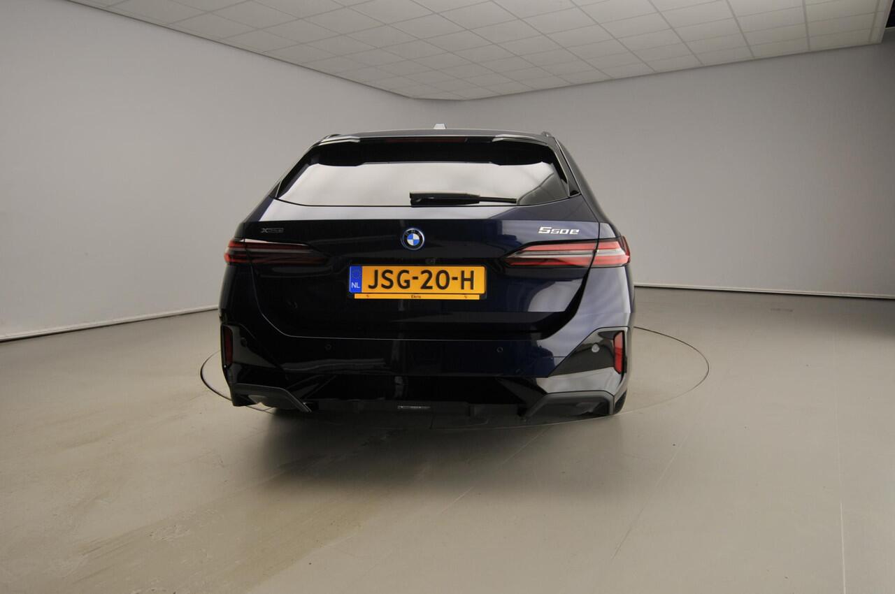 BMW 5-SERIE Touring 550e xDrive M-Sportpakket Pro / Panoramadak / Driving assist professional / Bower & Wilkens / Iconic Glow | Ekris Selection