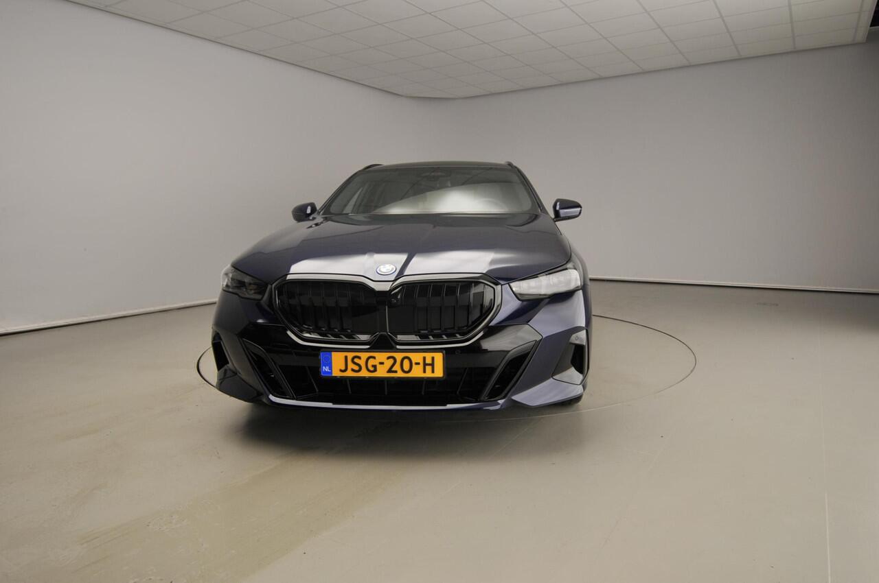 BMW 5-SERIE Touring 550e xDrive M-Sportpakket Pro / Panoramadak / Driving assist professional / Bower & Wilkens / Iconic Glow | Ekris Selection