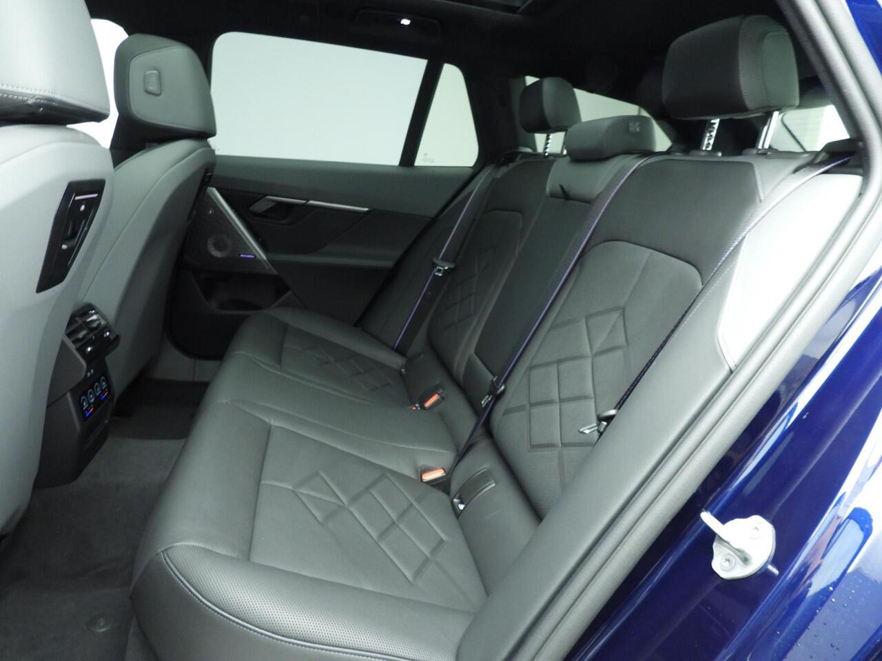 BMW 5-SERIE Touring 550e xDrive M-Sportpakket Pro / Panoramadak / Driving assist professional / Bower & Wilkens / Iconic Glow | Ekris Selection