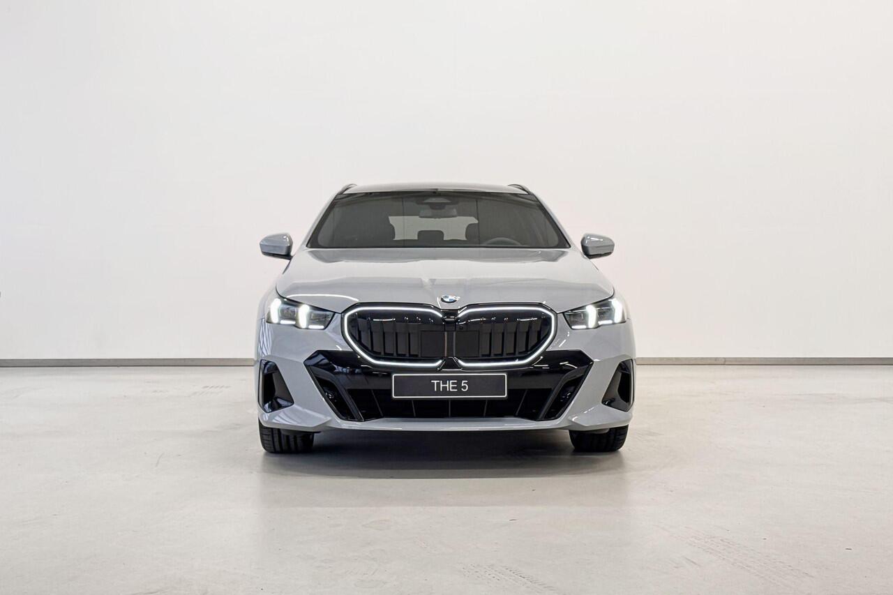 BMW 5-SERIE Touring 520i | M Sport Pro | Innovation Pack | Travel Pack | Glazen Panoramadak | VPLD