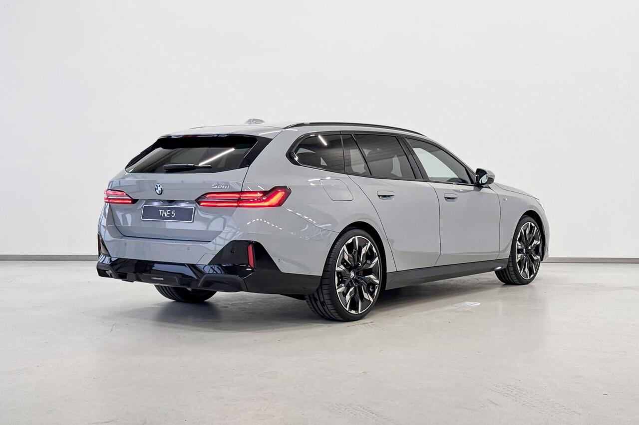BMW 5-SERIE Touring 520i | M Sport Pro | Innovation Pack | Travel Pack | Glazen Panoramadak | VPLD