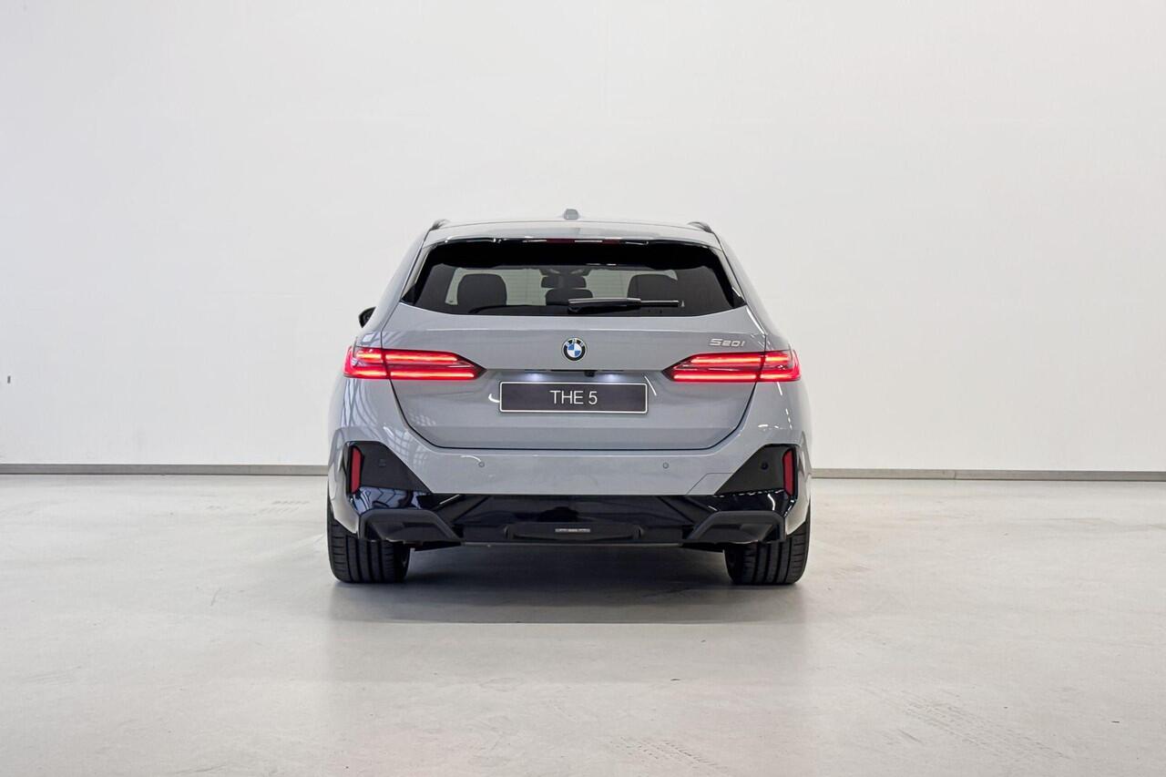 BMW 5-SERIE Touring 520i | M Sport Pro | Innovation Pack | Travel Pack | Glazen Panoramadak | VPLD