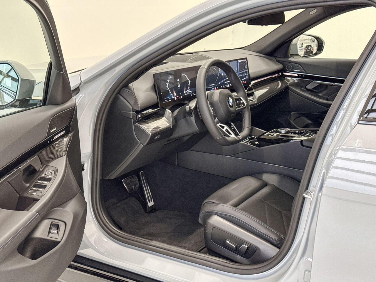 BMW 5-SERIE Touring 520i | M Sport Pro | Innovation Pack | Travel Pack | Glazen Panoramadak | VPLD