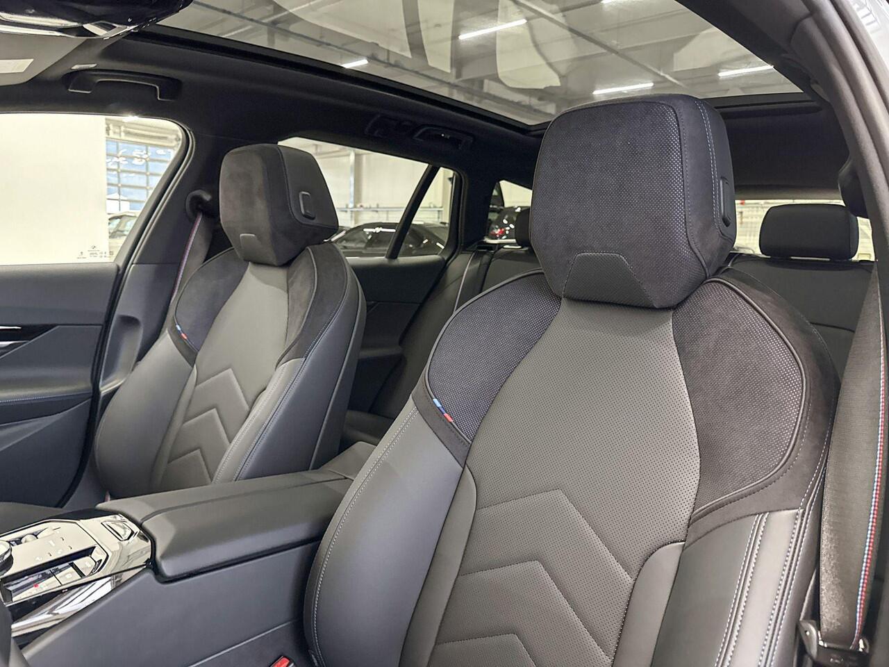 BMW 5-SERIE Touring 520i | M Sport Pro | Innovation Pack | Travel Pack | Glazen Panoramadak | VPLD