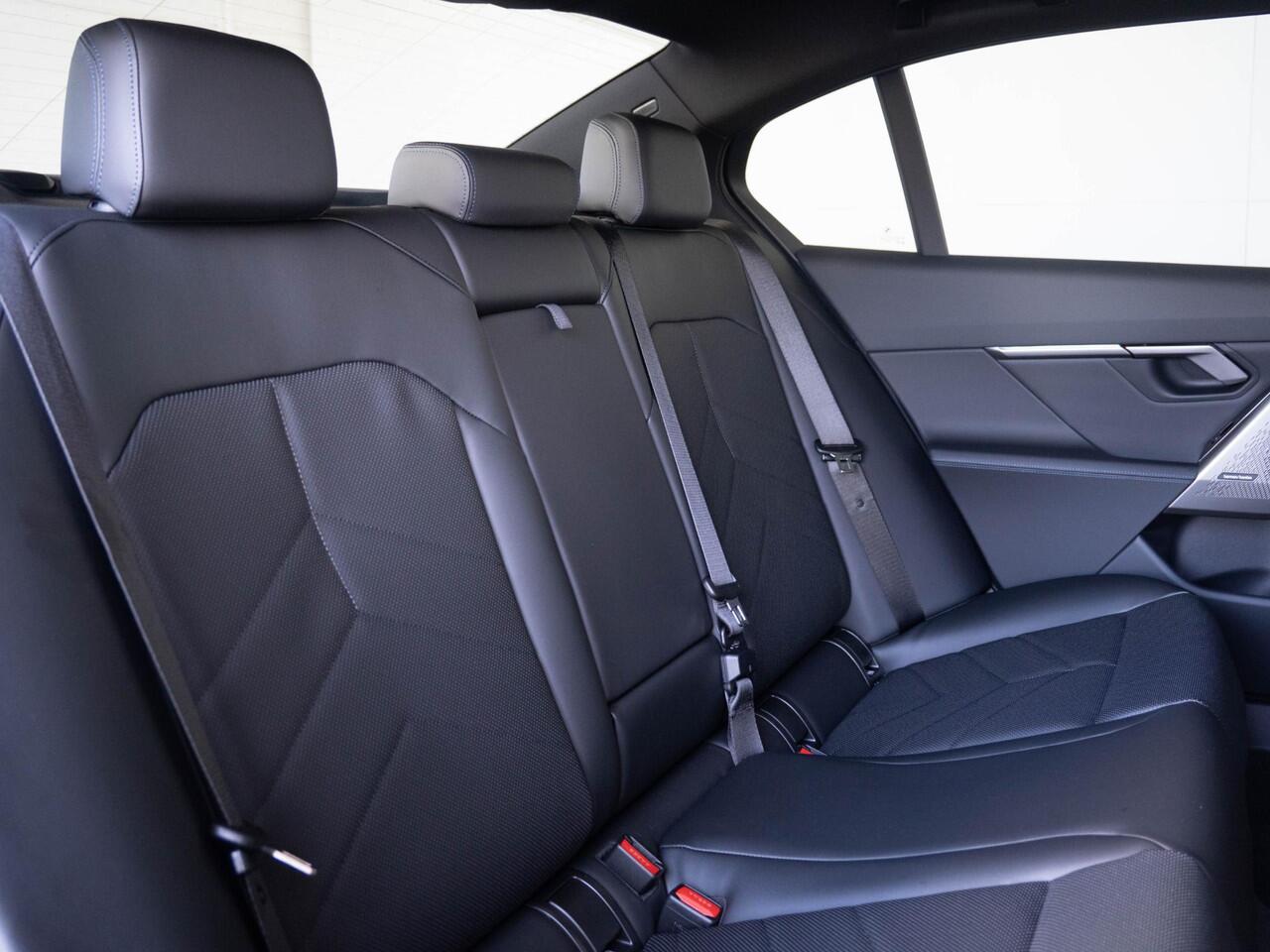 BMW 5-SERIE Sedan 520i | M Sportpakket | Innovation Pack | Stuurwielrand verwarmd | Comfort Access | Panoramadak | Stoelverwarming | Harman-Kardon | Trekhaak | Ekris Selection