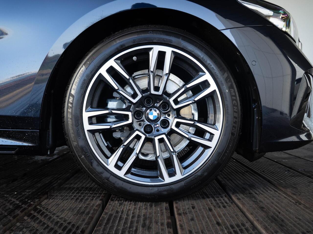 BMW 5-SERIE Sedan 520i | M Sportpakket | Innovation Pack | Stuurwielrand verwarmd | Comfort Access | Panoramadak | Stoelverwarming | Harman-Kardon | Trekhaak | Ekris Selection