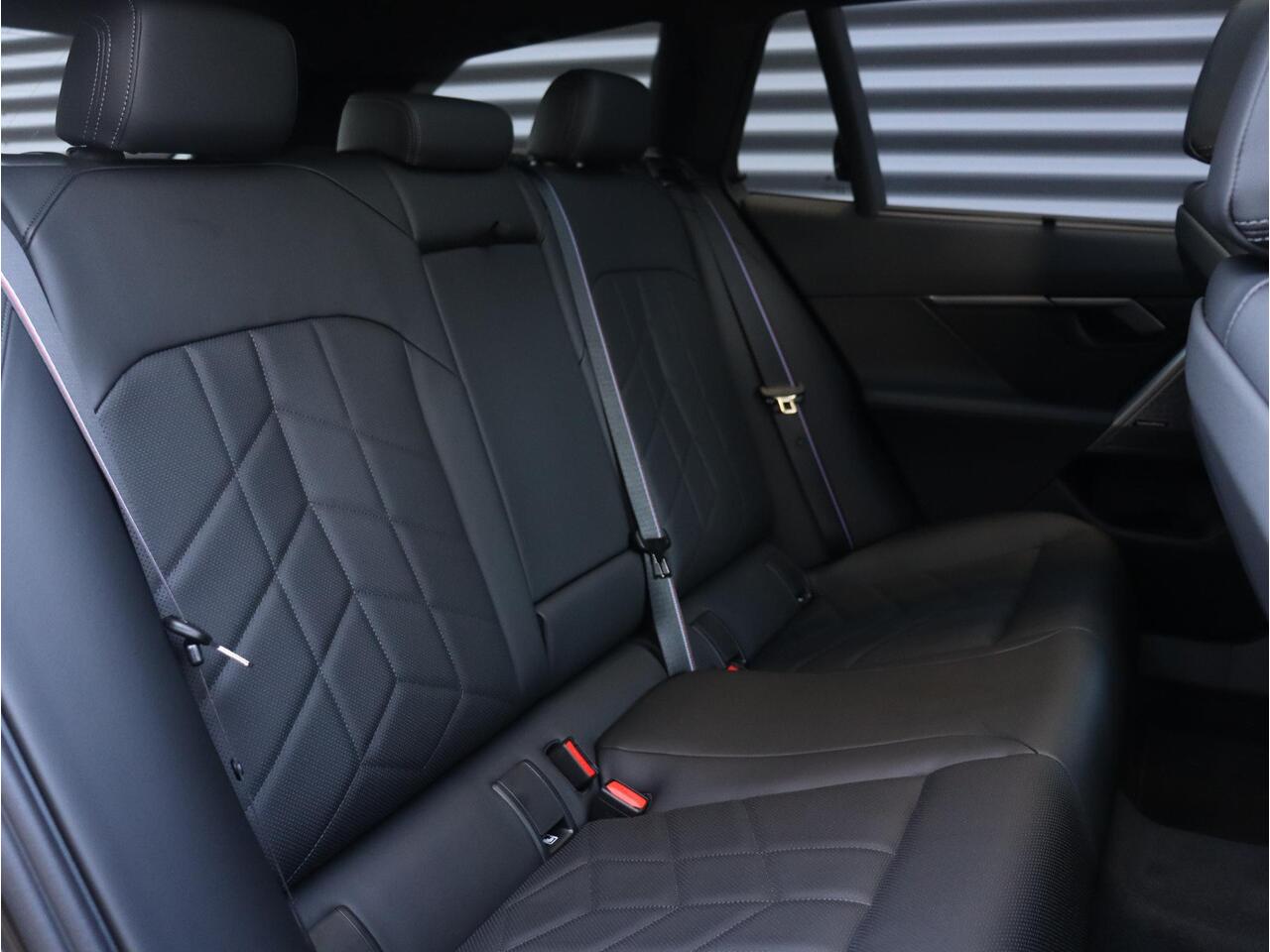 BMW 5-SERIE Sedan 530e | M Sportpakket Pro | Individual Lak | Panodak | Trekhaak | Head-Up | Bowers & Wilkins | Driving Assistant Plus | Parking Assistant Plus | Stoelventilatie | 21'' LMV | Ekris Selection