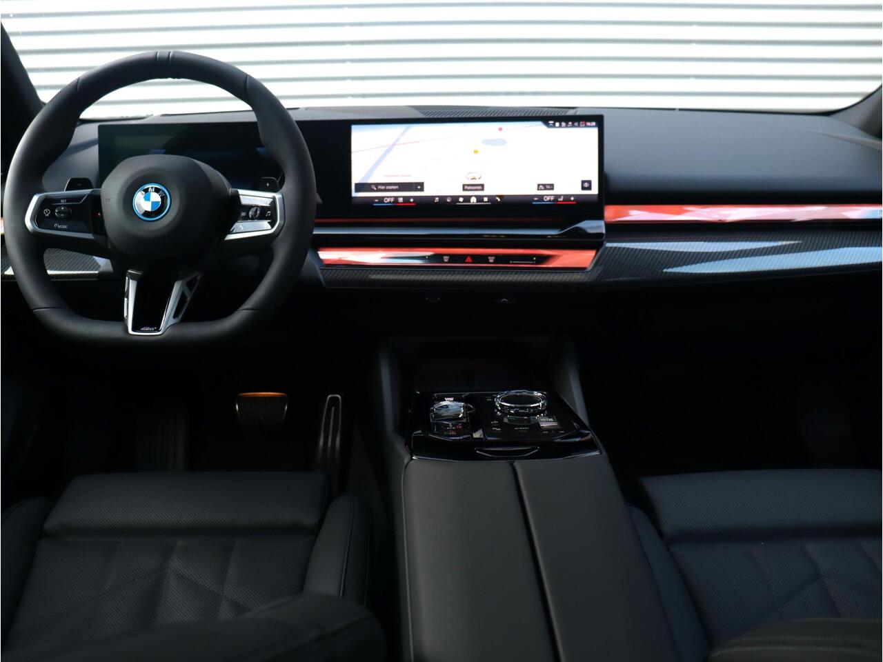 BMW 5-SERIE Sedan 530e | M Sportpakket Pro | Individual Lak | Panodak | Trekhaak | Head-Up | Bowers & Wilkins | Driving Assistant Plus | Parking Assistant Plus | Stoelventilatie | 21'' LMV | Ekris Selection