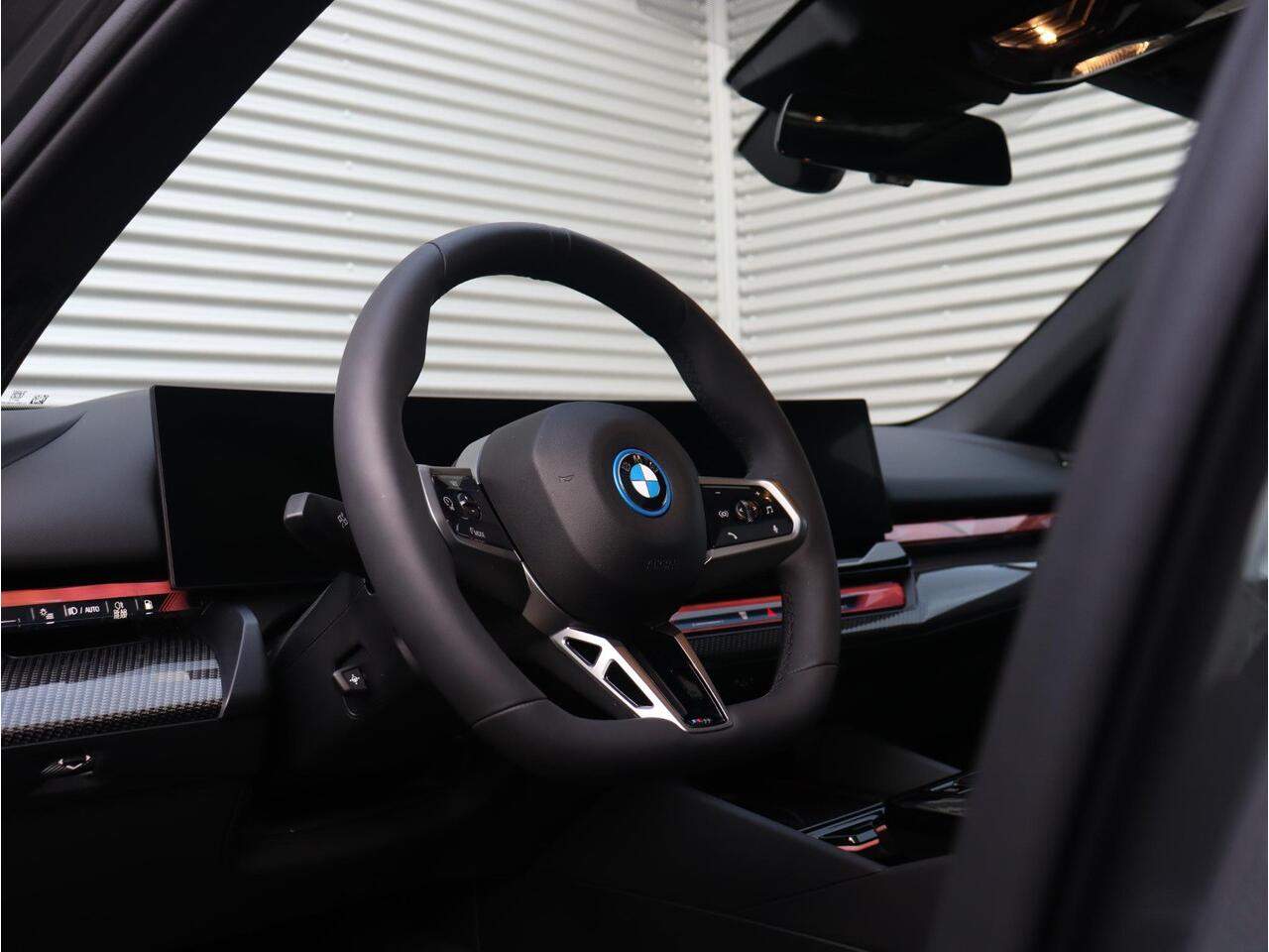 BMW 5-SERIE Sedan 530e | M Sportpakket Pro | Individual Lak | Panodak | Trekhaak | Head-Up | Bowers & Wilkins | Driving Assistant Plus | Parking Assistant Plus | Stoelventilatie | 21'' LMV | Ekris Selection