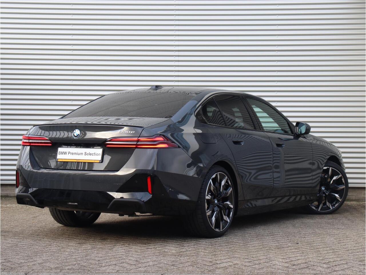 BMW 5-SERIE Sedan 530e | M Sportpakket Pro | Individual Lak | Panodak | Trekhaak | Head-Up | Bowers & Wilkins | Driving Assistant Plus | Parking Assistant Plus | Stoelventilatie | 21'' LMV | Ekris Selection
