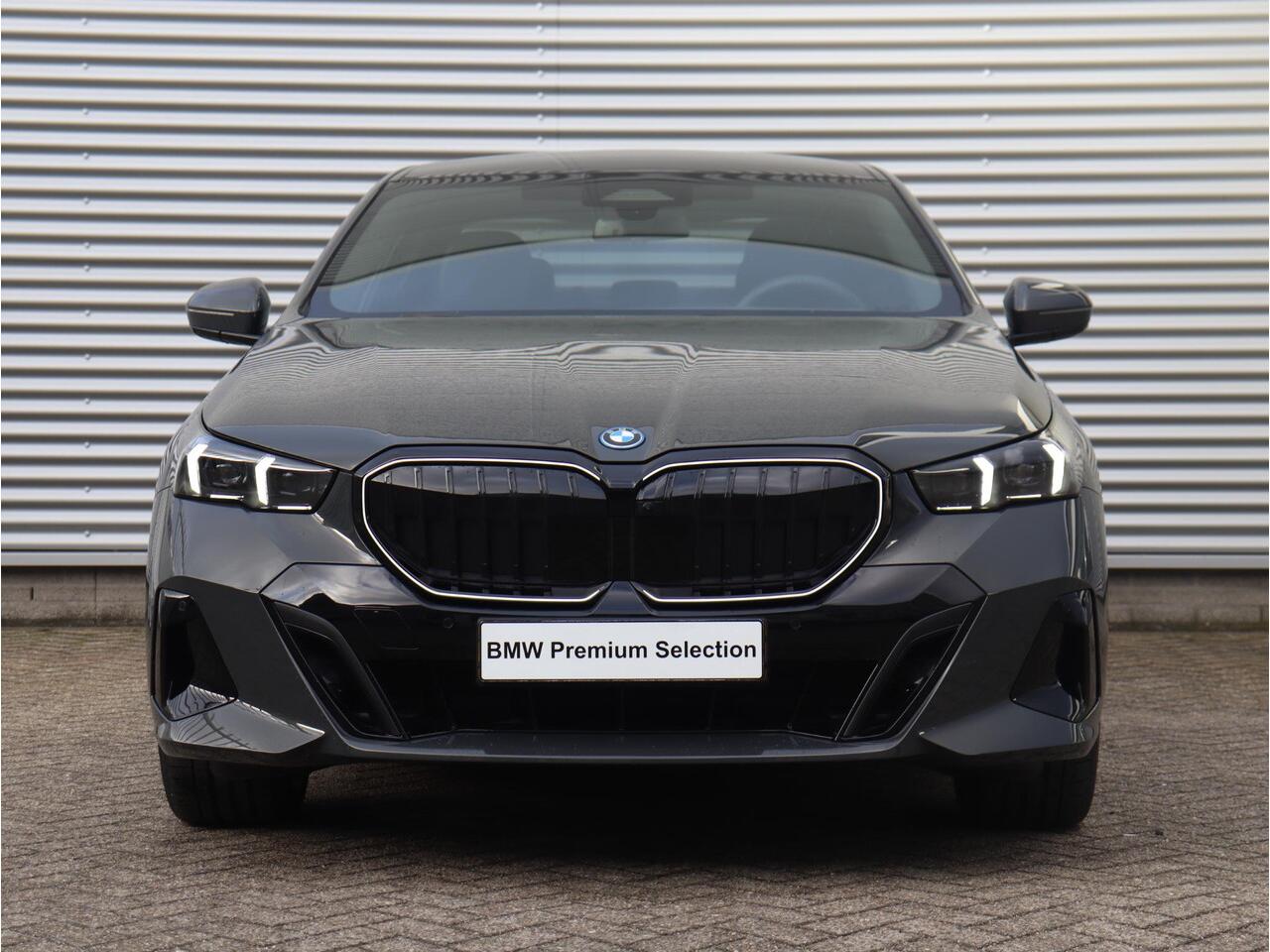 BMW 5-SERIE Sedan 530e | M Sportpakket Pro | Individual Lak | Panodak | Trekhaak | Head-Up | Bowers & Wilkins | Driving Assistant Plus | Parking Assistant Plus | Stoelventilatie | 21'' LMV | Ekris Selection