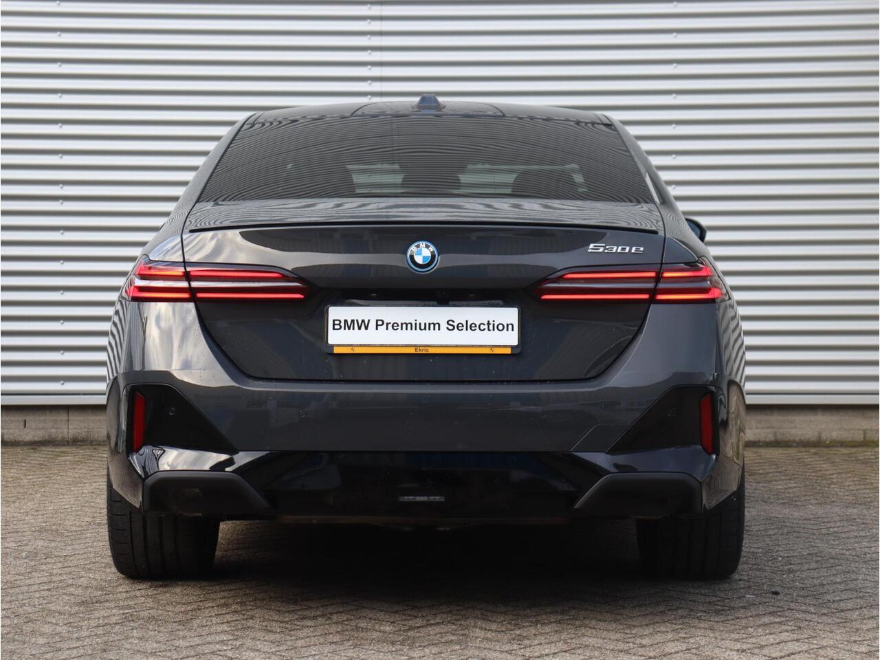 BMW 5-SERIE Sedan 530e | M Sportpakket Pro | Individual Lak | Panodak | Trekhaak | Head-Up | Bowers & Wilkins | Driving Assistant Plus | Parking Assistant Plus | Stoelventilatie | 21'' LMV | Ekris Selection