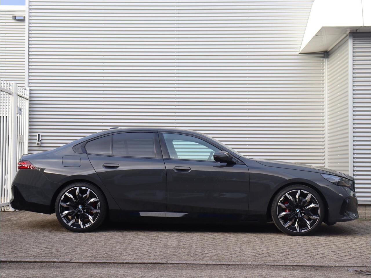 BMW 5-SERIE Sedan 530e | M Sportpakket Pro | Individual Lak | Panodak | Trekhaak | Head-Up | Bowers & Wilkins | Driving Assistant Plus | Parking Assistant Plus | Stoelventilatie | 21'' LMV | Ekris Selection