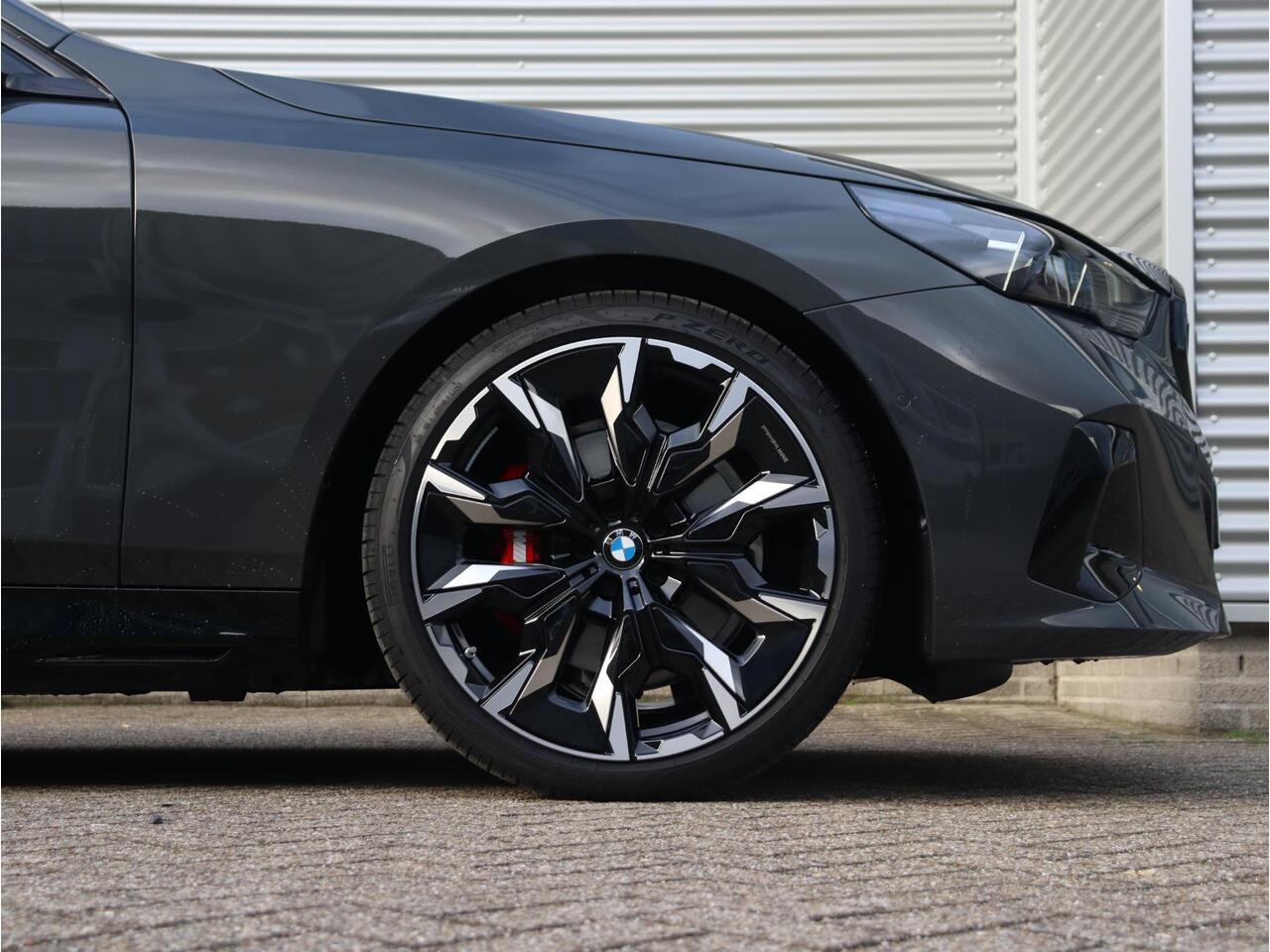 BMW 5-SERIE Sedan 530e | M Sportpakket Pro | Individual Lak | Panodak | Trekhaak | Head-Up | Bowers & Wilkins | Driving Assistant Plus | Parking Assistant Plus | Stoelventilatie | 21'' LMV | Ekris Selection