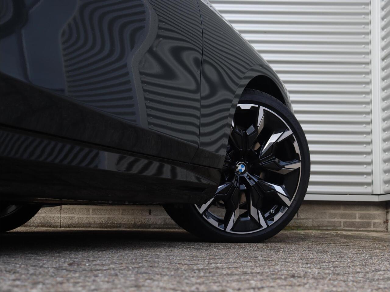 BMW 5-SERIE Sedan 530e | M Sportpakket Pro | Individual Lak | Panodak | Trekhaak | Head-Up | Bowers & Wilkins | Driving Assistant Plus | Parking Assistant Plus | Stoelventilatie | 21'' LMV | Ekris Selection