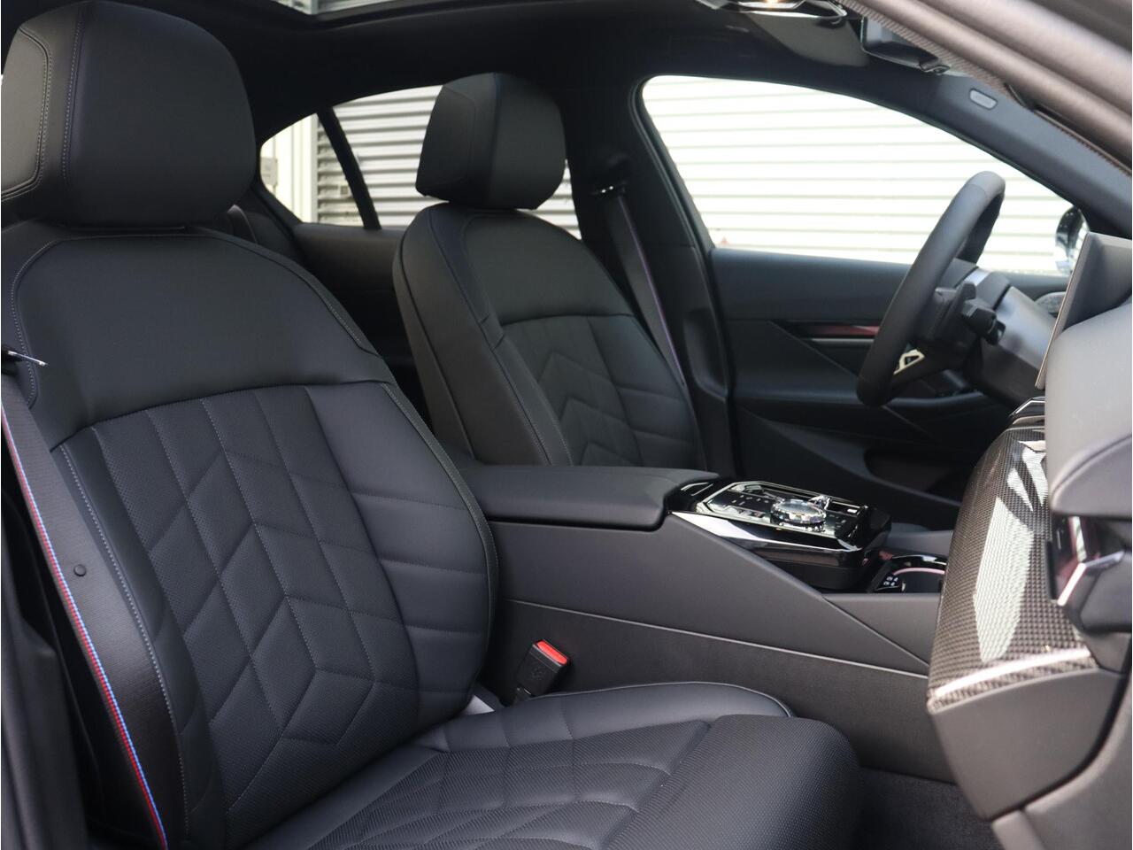 BMW 5-SERIE Sedan 530e | M Sportpakket Pro | Individual Lak | Panodak | Trekhaak | Head-Up | Bowers & Wilkins | Driving Assistant Plus | Parking Assistant Plus | Stoelventilatie | 21'' LMV | Ekris Selection