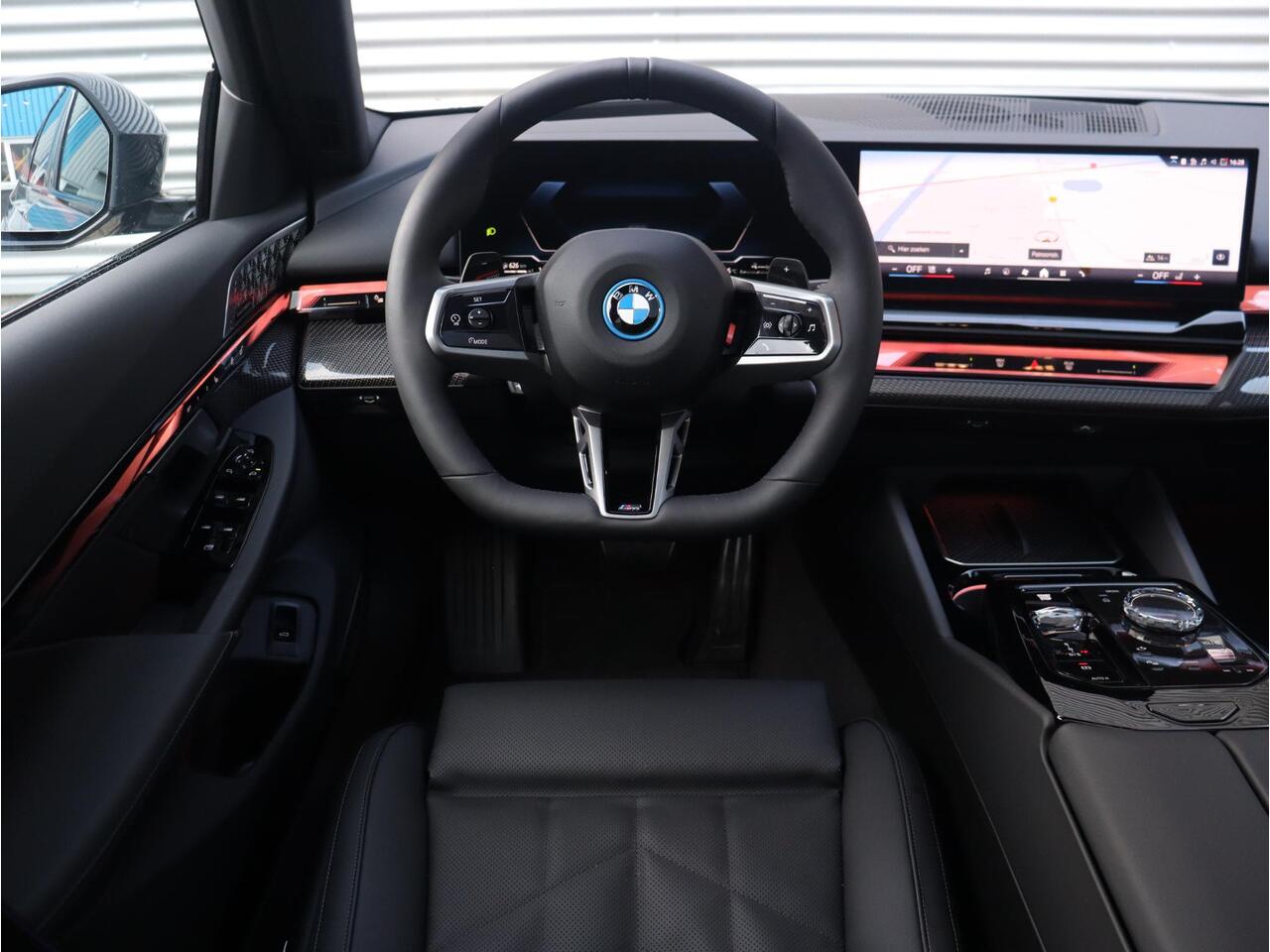 BMW 5-SERIE Sedan 530e | M Sportpakket Pro | Individual Lak | Panodak | Trekhaak | Head-Up | Bowers & Wilkins | Driving Assistant Plus | Parking Assistant Plus | Stoelventilatie | 21'' LMV | Ekris Selection