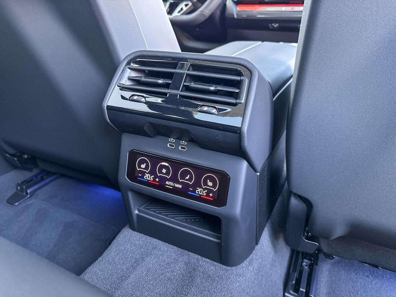 BMW 5-SERIE Touring 530e xDrive M-Sport Pro / Glazendak / 21inch / Driving assistant prof / Trekhaak / Carbon interieurlijst